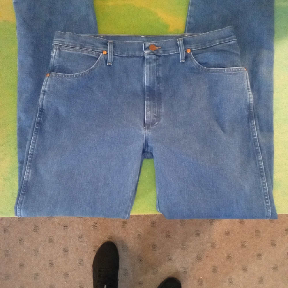 Classic Blue Wrangler Men's Jeans 35/32